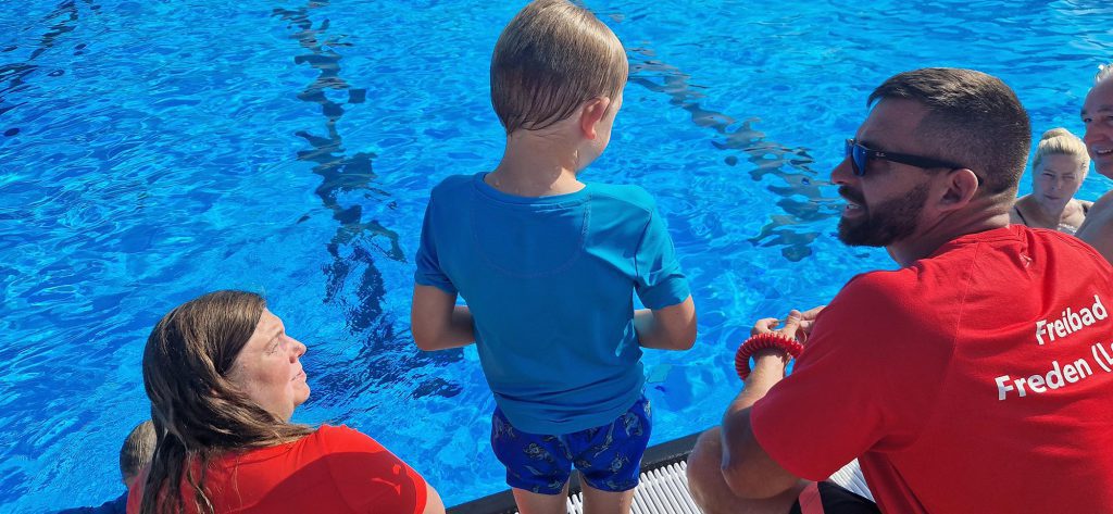 Malte und Thorsten besprechen die Anforderungen für den Freischwimmer